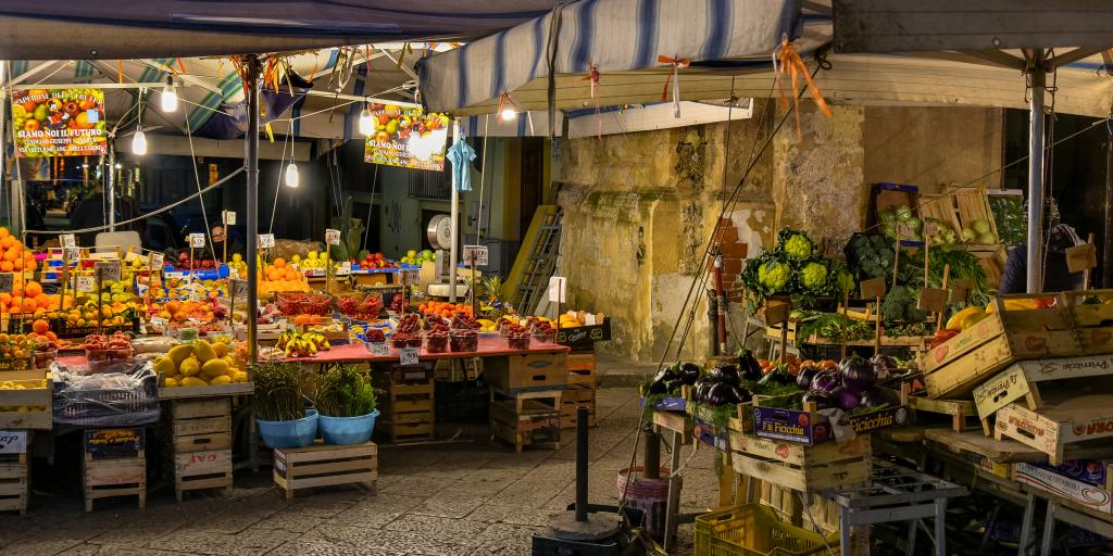 Frutas y verduras frescas exhibidas en cajones de madera en Mercato Il Capo en Palermo, Sicilia
